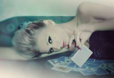 woman_with_cards